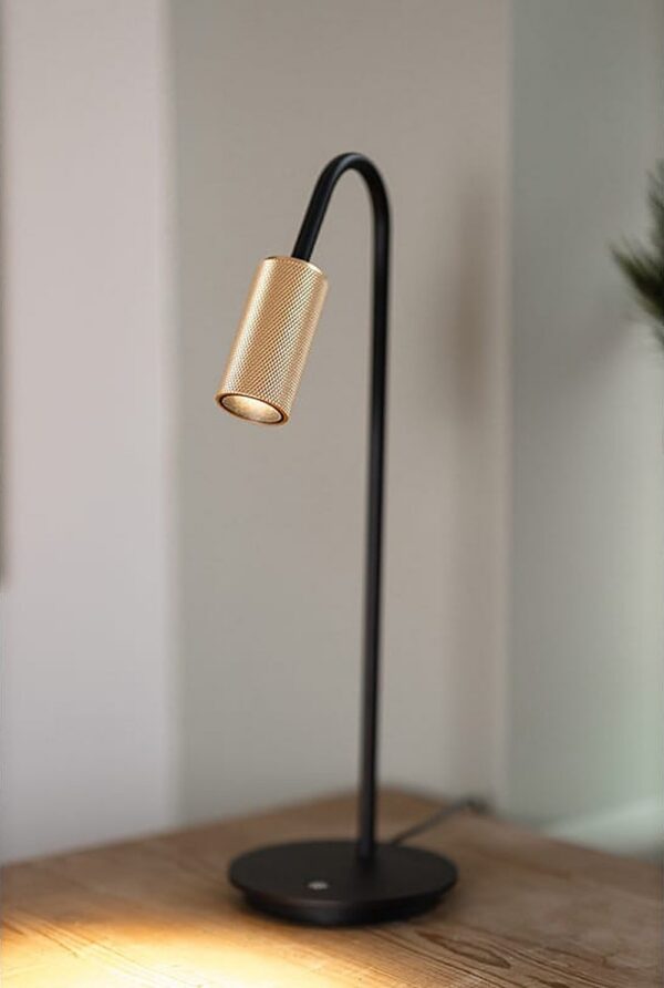 lampe à poser Decor Table Antidark spot laiton sur un bureau