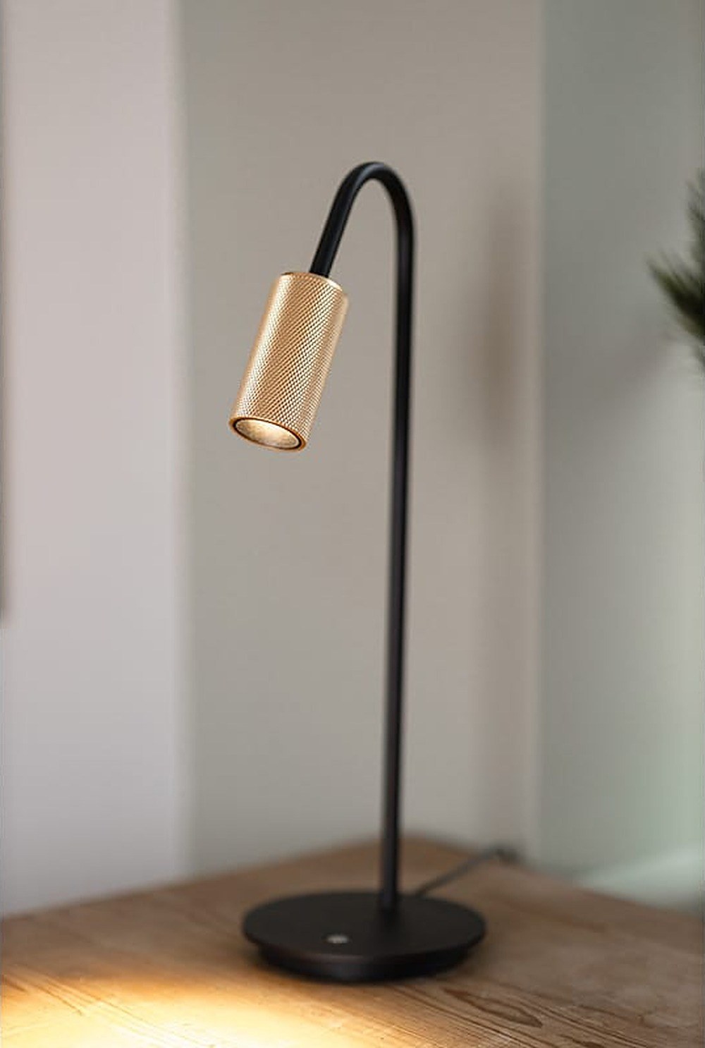 lampe à poser Decor Table Antidark spot laiton sur un bureau