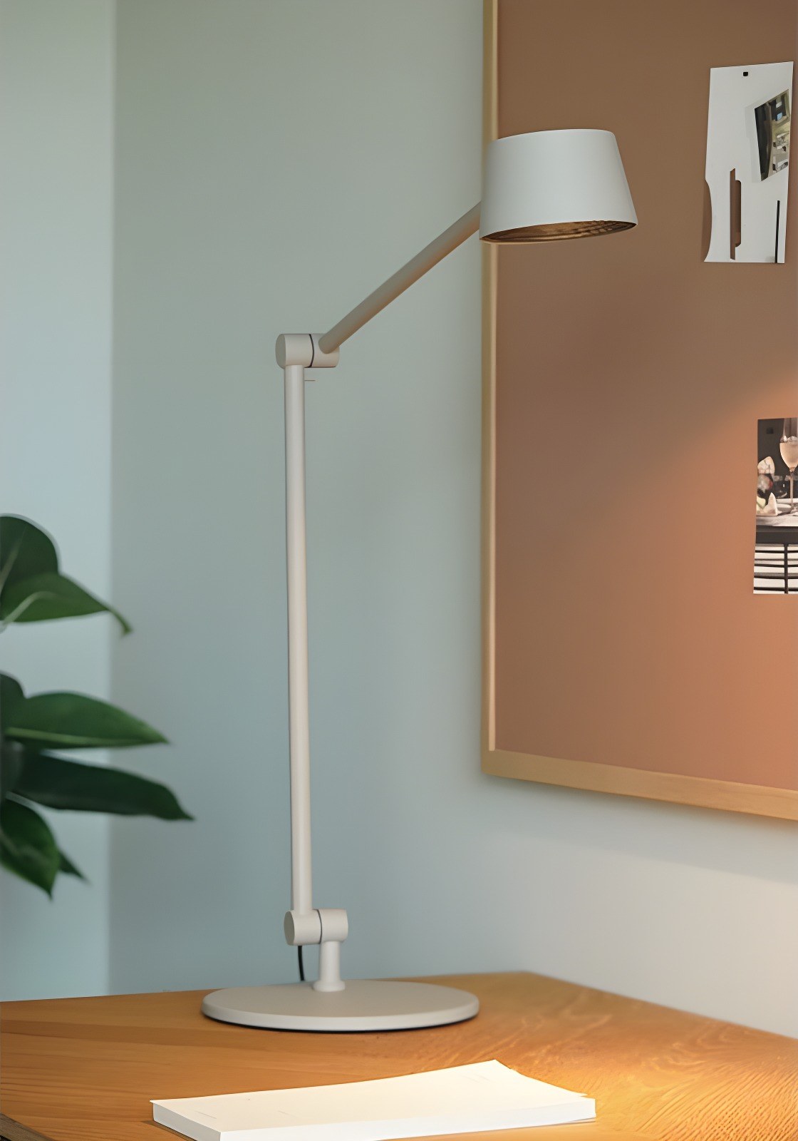 lampe à poser Direction Table Antidark gris mat en situation