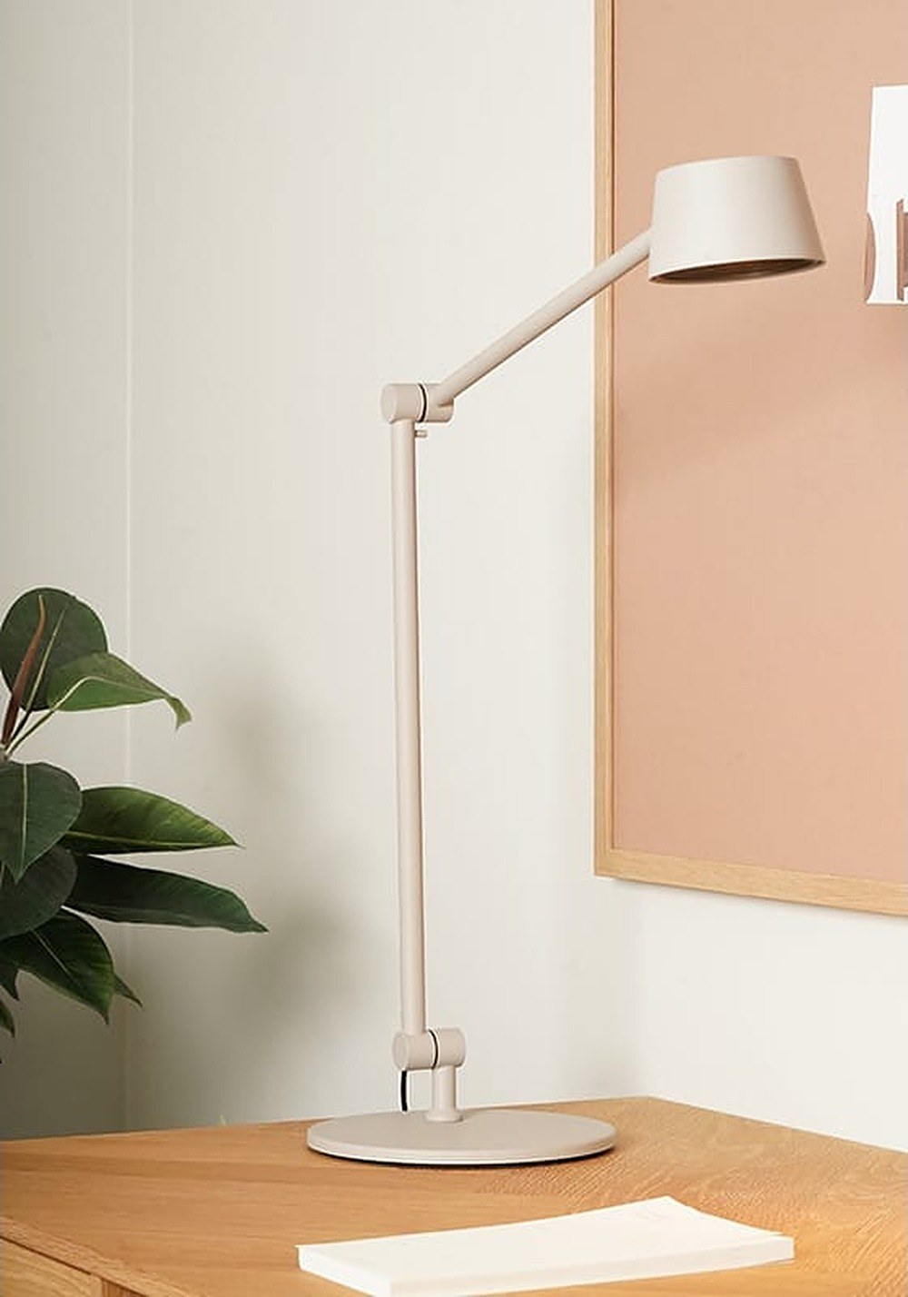 Lampe à poser Direction Table T1 LED articulée par Antidark lampe à poser Direction Table Antidark gris mat sur un bureau