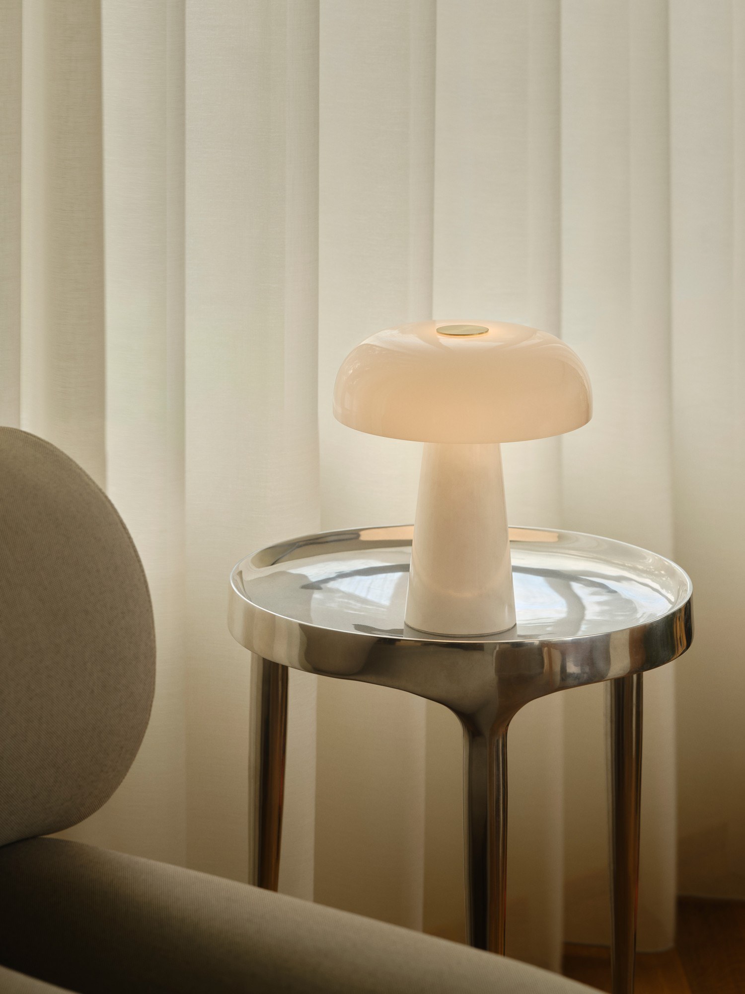 Lampe à poser Glossy Mini en pierre naturelle et verre opale par Design For The People lampe à poser Glossy Mini blanc en marbre sur un guéridon