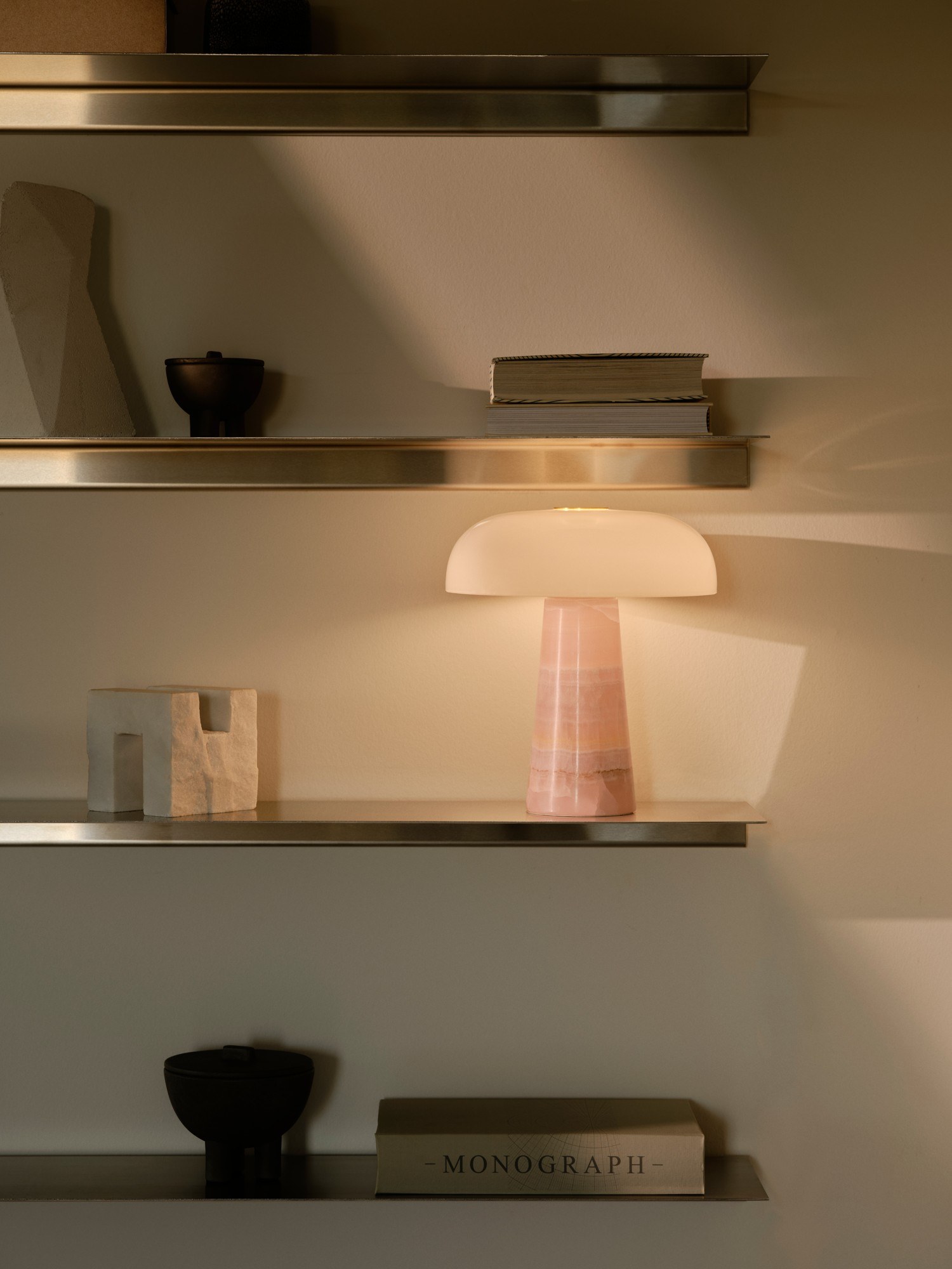 Lampe à poser Glossy Mini en pierre naturelle et verre opale par Design For The People lampe à poser Glossy Mini rose en jade sur une étagère
