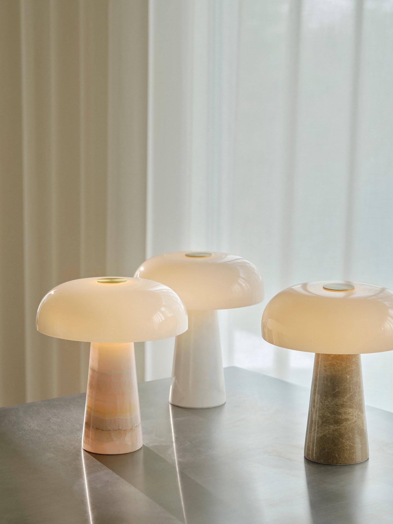 Lampe à poser Glossy Mini en pierre naturelle et verre opale par Design For The People lampe à poser Glossy Mini en trois coloris sur une console