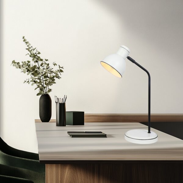 lampe à poser industrielle blanche à tige droite sur un bureau en bois clair