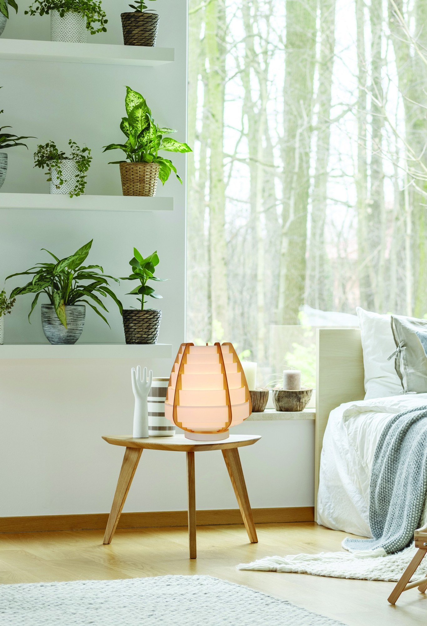 Lampe à poser japandi en bois et lamelles blanches, E27, 27 cm lampe à poser japandi sur un guéridon en bois dans un salon lumineux