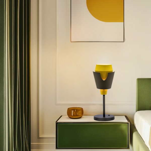 lampe à poser jaune et grise sur une table de chevet verte