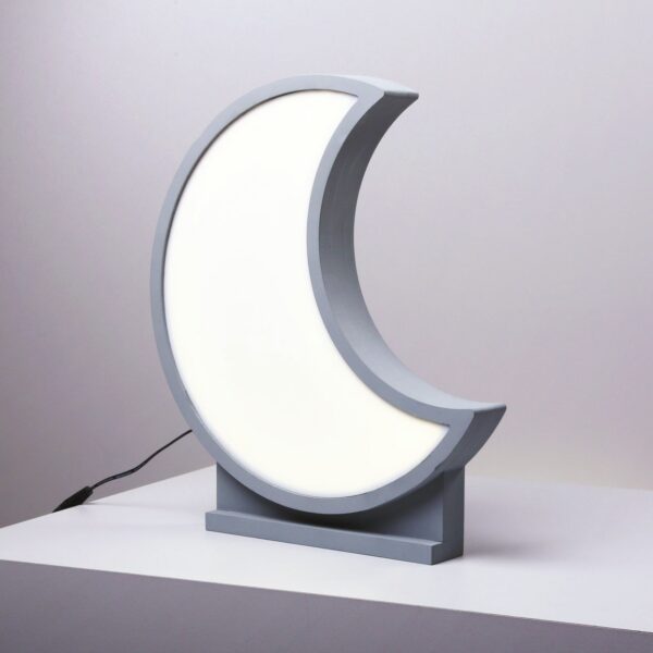 lampe à poser lune enfant grise en bois allumee sur un socle