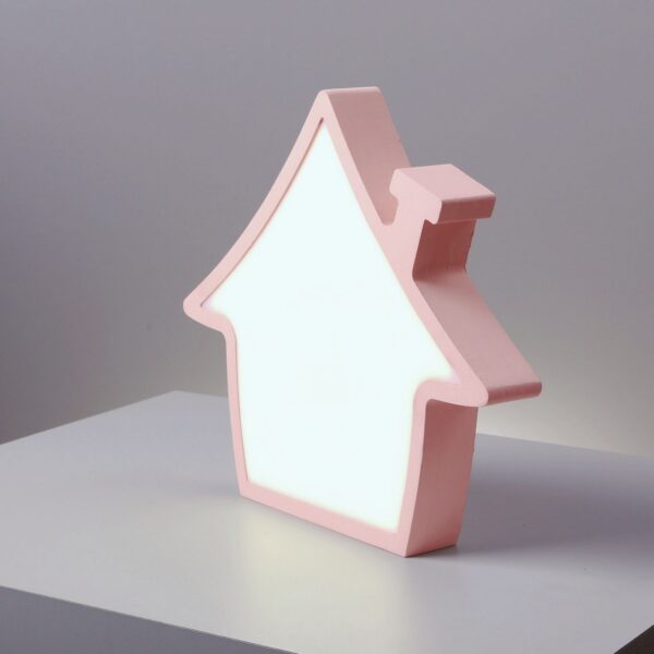 lampe à poser maison enfant rose en bois allumee sur un socle