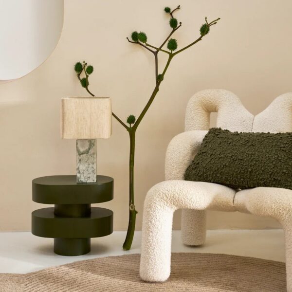 lampe à poser marbre Suvi Urban Nature Culture, dans un coin salon près d'un fauteuil en bouclette crème