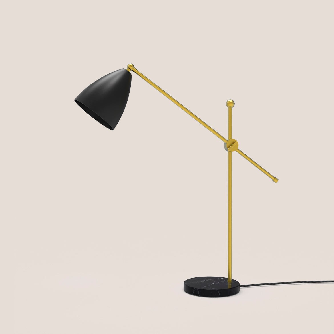 lampe à poser Nala avec bras mobile en laiton et base en marbre noir, sur fond beige