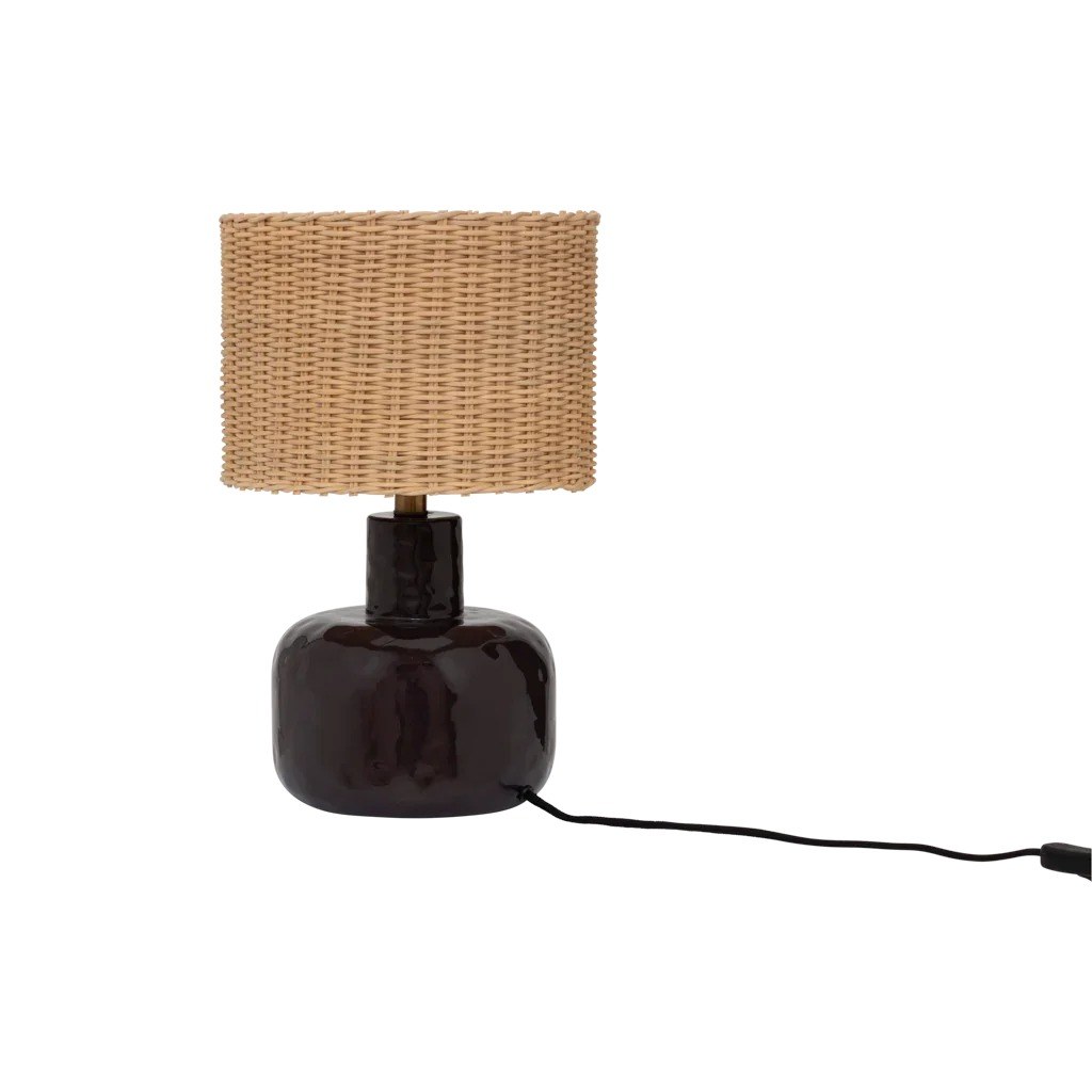 Lampe à poser Vriden par Urban Nature Culture, céramique et osier lampe à poser osier Vriden Urban Nature Culture, vue de côté avec son câble noir