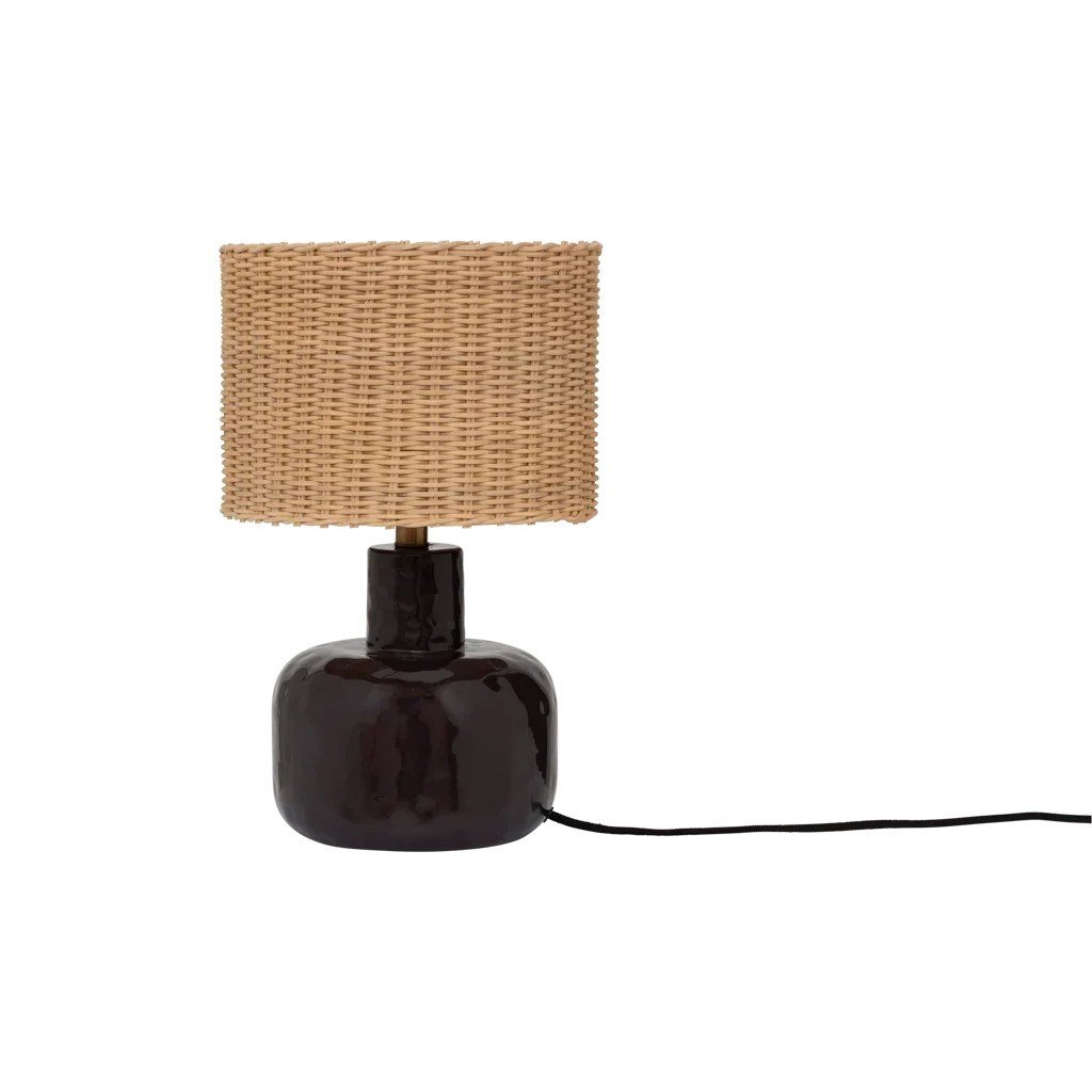 Lampe à poser Vriden par Urban Nature Culture, céramique et osier lampe à poser osier Vriden Urban Nature Culture, vue de trois quarts avec son câble noir