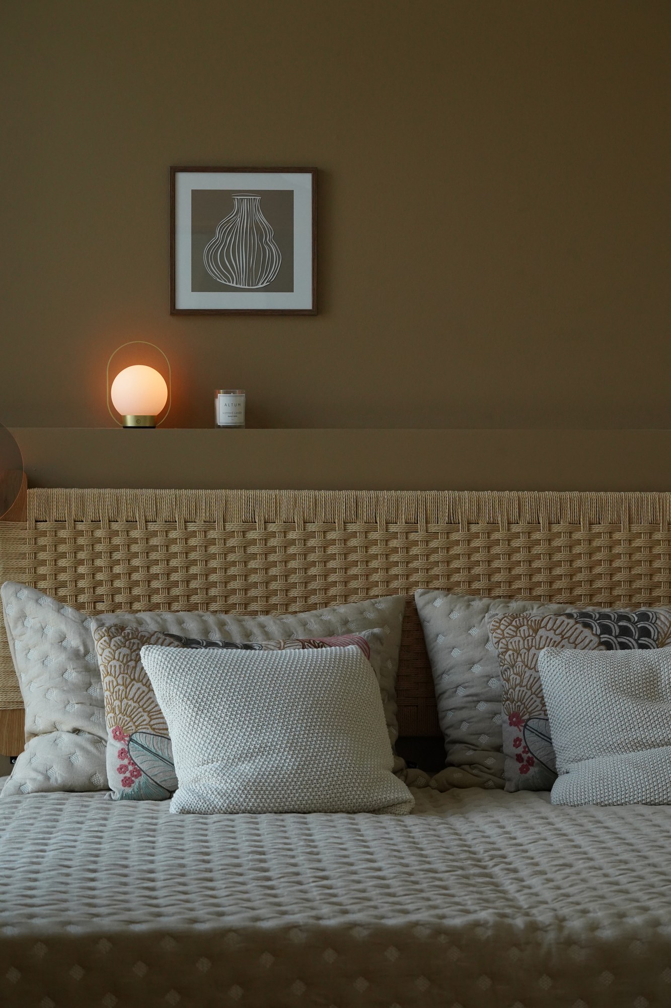 Lampe à poser Palla T1 sans fil en verre opale par Antidark lampe à poser Palla T1 Antidark en laiton allumée sur une tête de lit en chambre