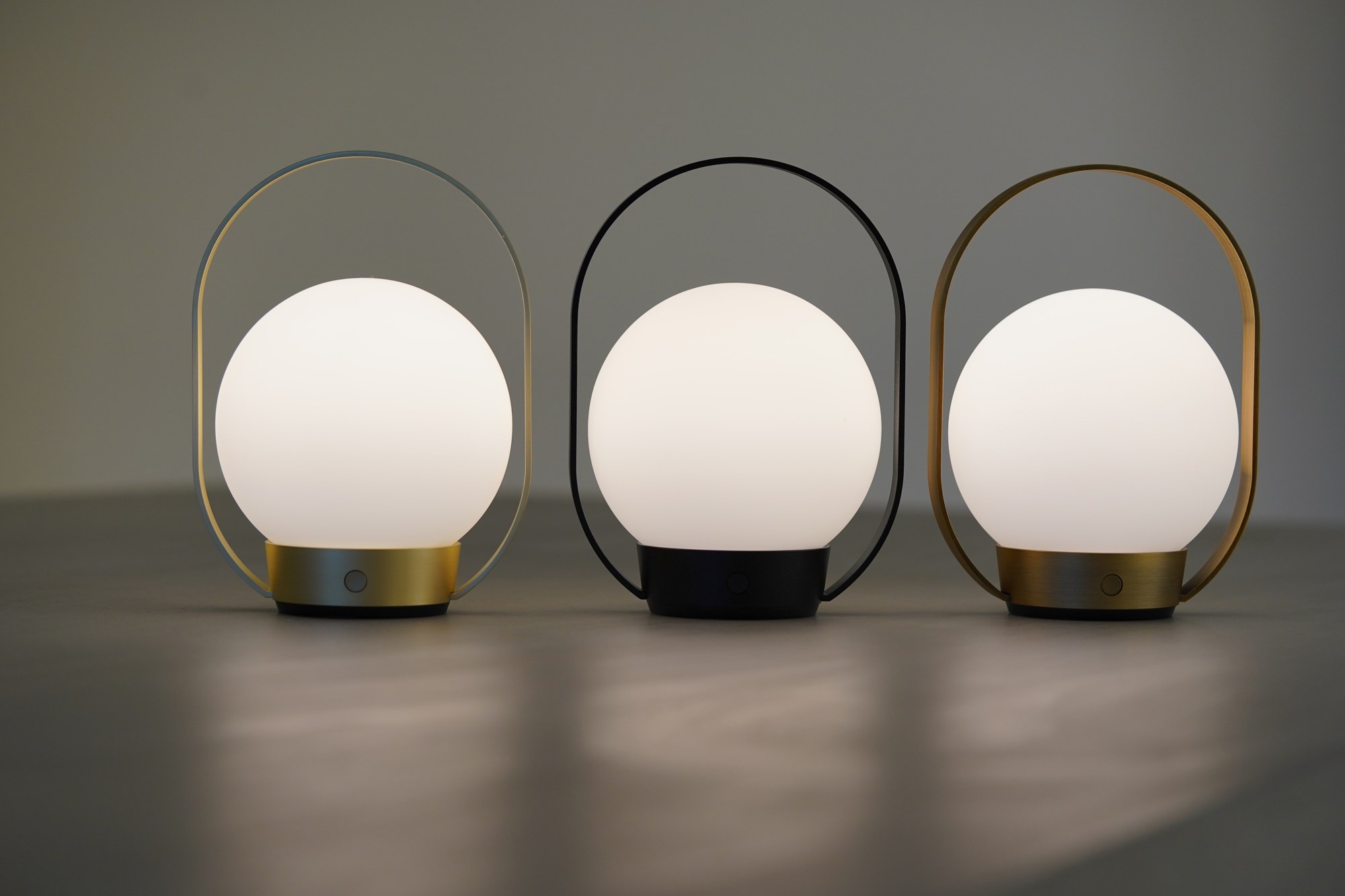 Lampe à poser Palla T1 sans fil en verre opale par Antidark lampe à poser Palla T1 Antidark en trois finitions, noir, laiton et laiton vieilli