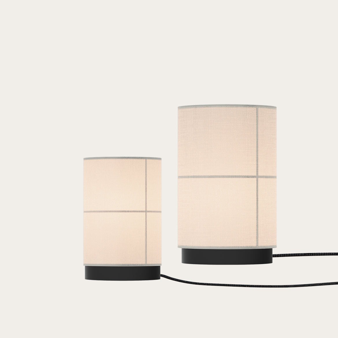 lampe à poser Rania Flat deux tailles, 18 cm et 28 cm, allumées avec câble textile sur fond beige