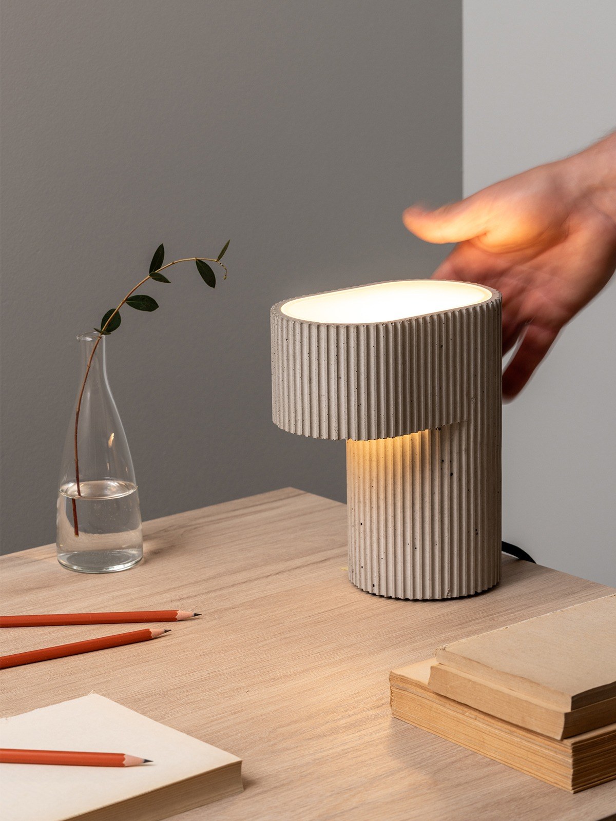 Lampe à poser S7 en béton par Stefan Gant x Gant Lights, commande tactile sur le béton