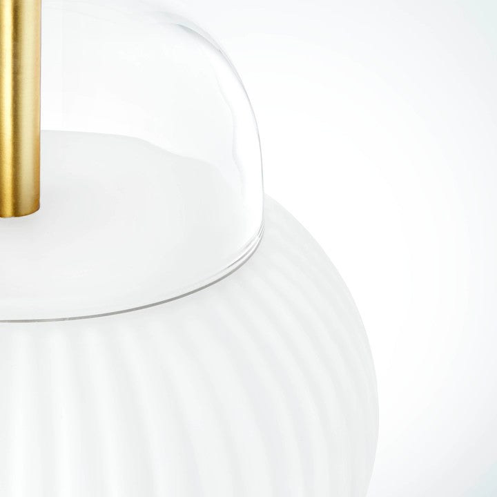 Lampe à poser Shahin en verre soufflé et laiton par Design by Us lampe à poser Shahin Design by Us, détail de la capsule en verre et de la tige en laiton