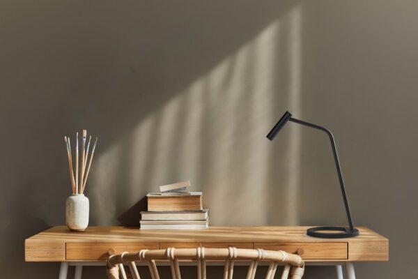 lampe à poser Table T1 Antidark sur un bureau en bois