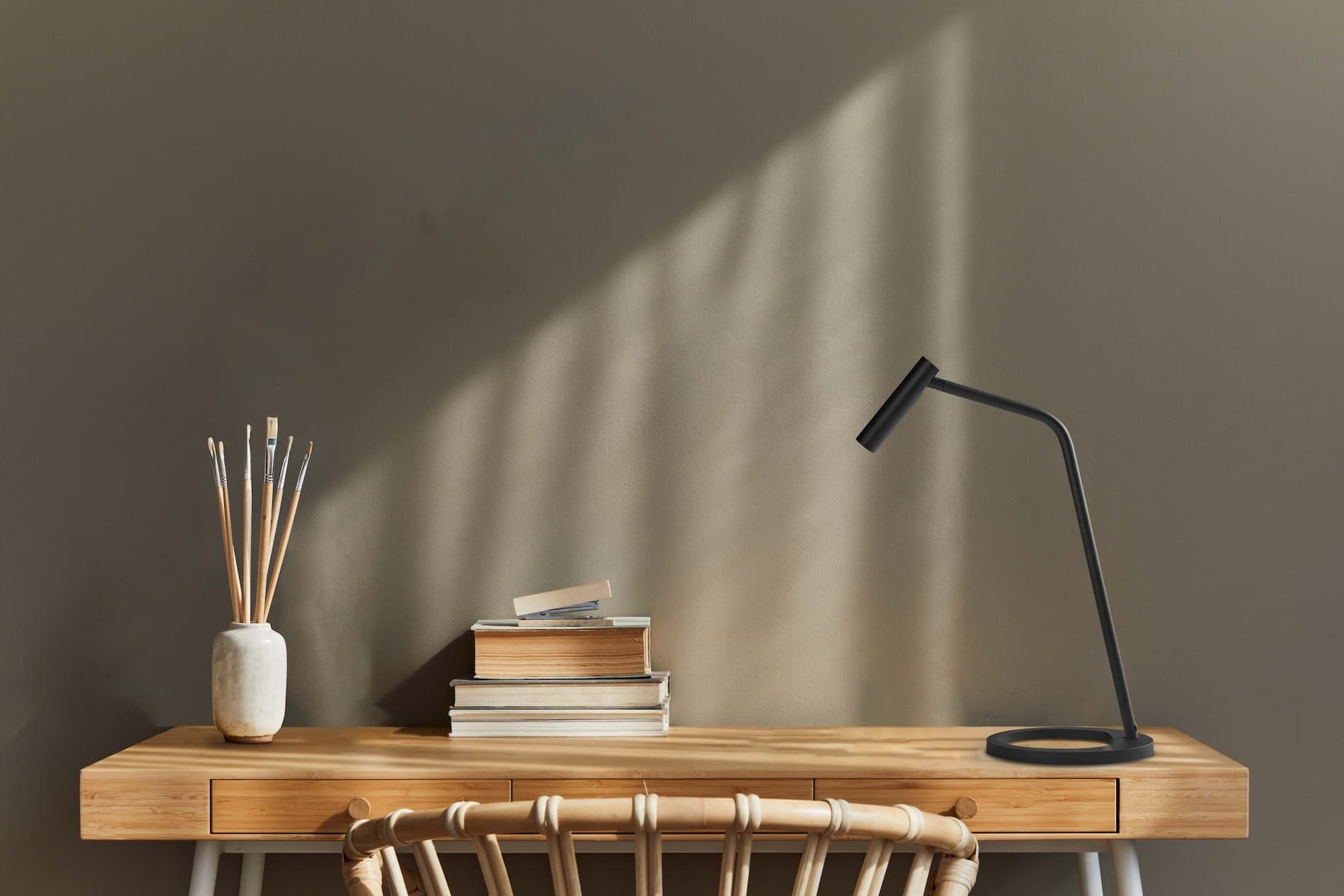 lampe à poser Table T1 Antidark sur un bureau en bois
