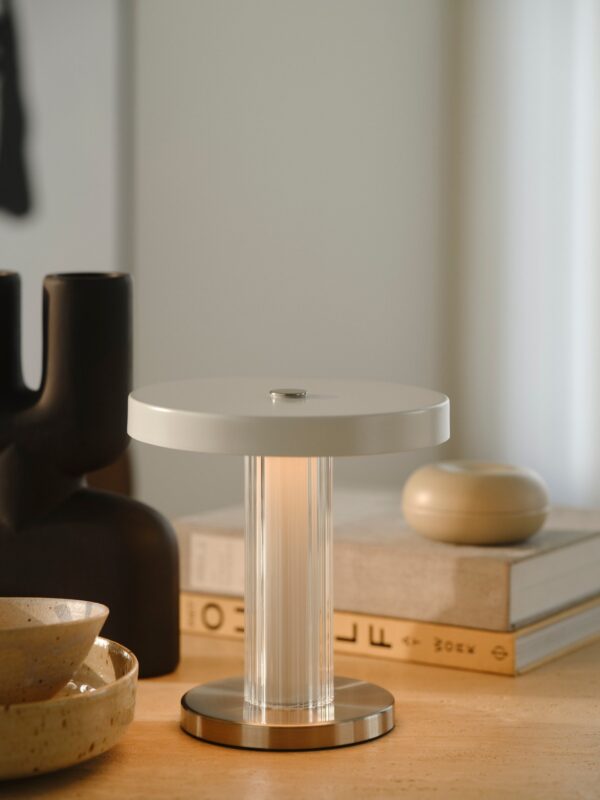 lampe à poser Trezzi Portable blanche sur une table basse