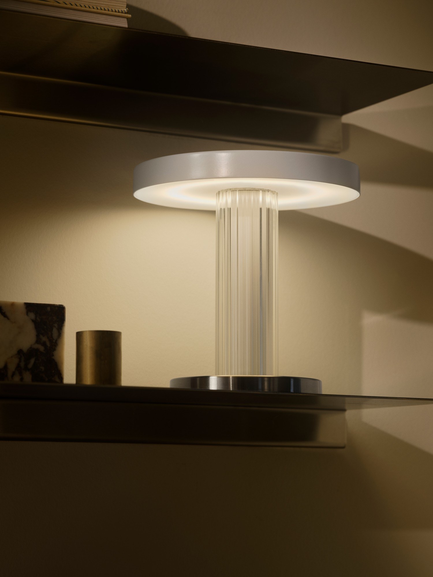 Lampe à poser sans fil Trezzi Portable en verre strié par Design For The People lampe à poser Trezzi Portable en lumière tamisée