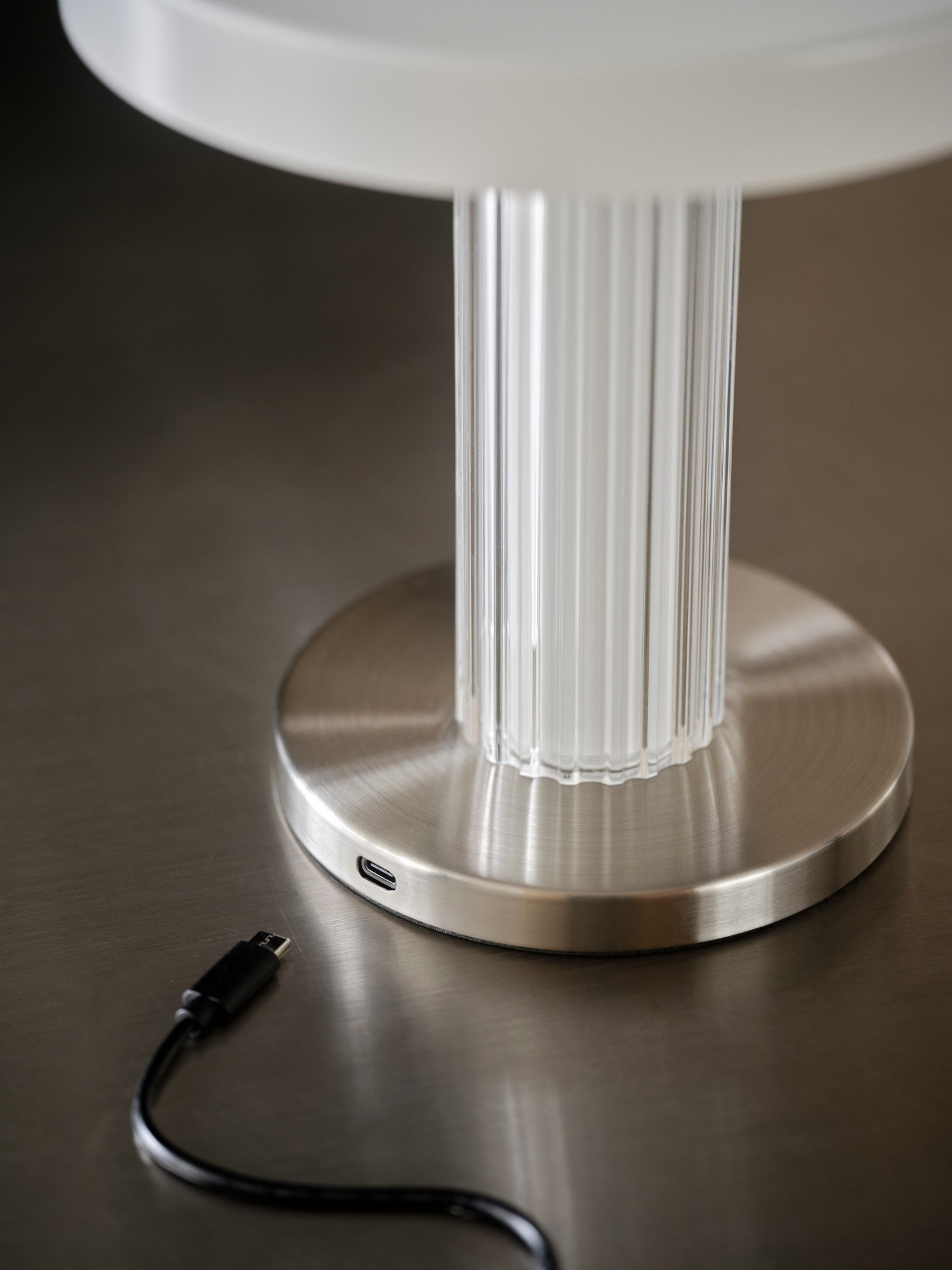 Lampe à poser sans fil Trezzi Portable en verre strié par Design For The People lampe à poser Trezzi Portable, prise de recharge USB-C sur le socle