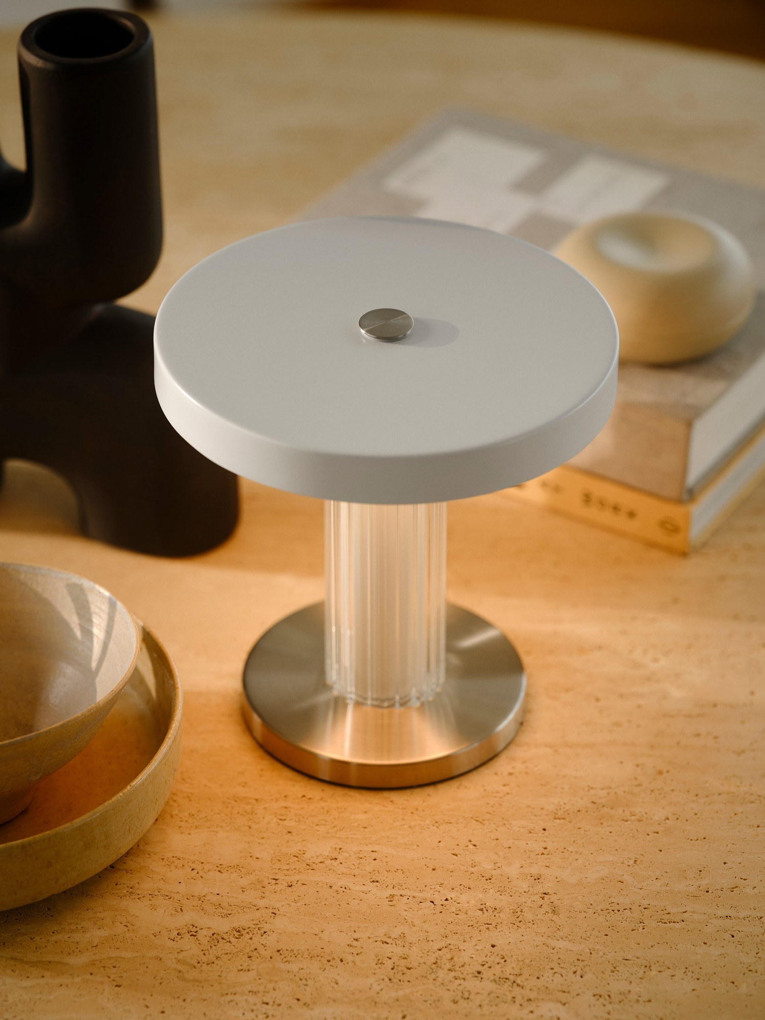 Lampe à poser sans fil Trezzi Portable en verre strié par Design For The People lampe à poser Trezzi Portable, socle en métal brossé et verre strié