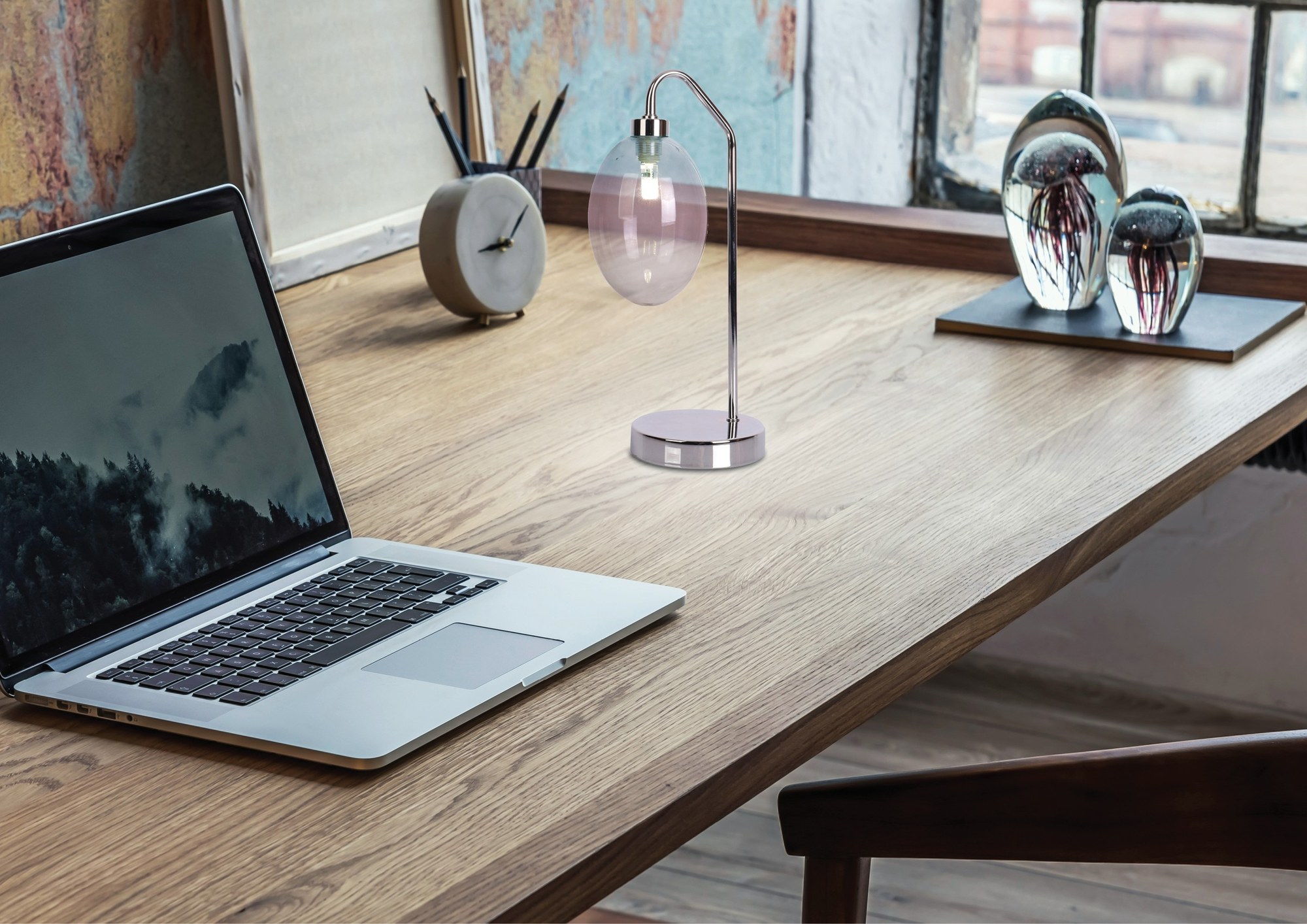 Lampe à poser verre chrome à globe ovale gris-violet, G9, 36 cm lampe à poser verre chrome sur un bureau en bois à côté d un ordinateur