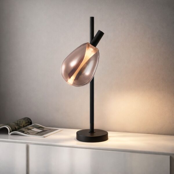 lampe à poser verre cuivré posée sur un meuble blanc