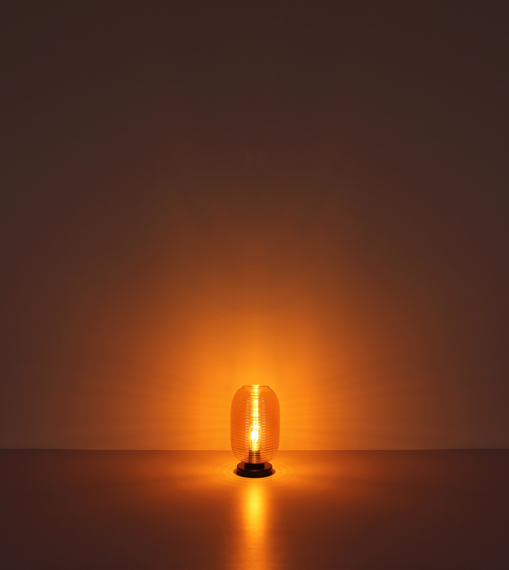 Lampe à poser verre rainuré ambre, base noire, E27, 34,5 cm lampe à poser verre rainuré allumée, lumière dorée dans la pièce