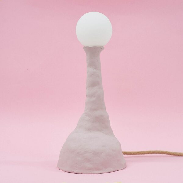 lampe céramique Alien tige rose sur fond rose, câble beige