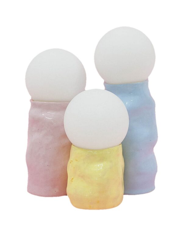 lampe céramique Candy bleue, rose et jaune à globe blanc sur fond blanc