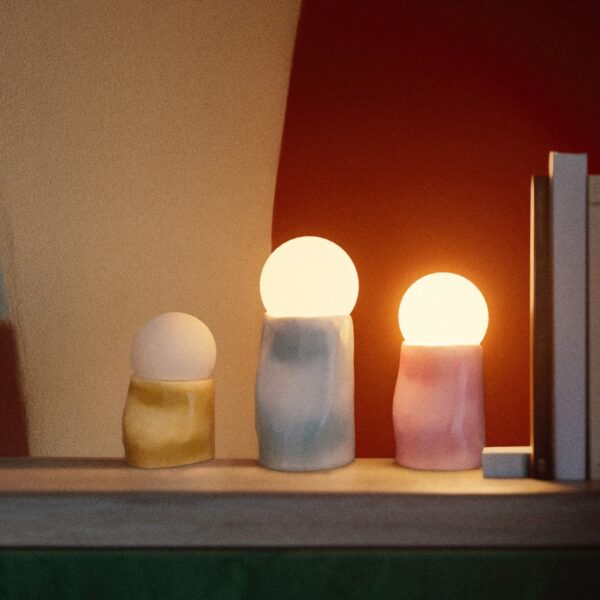 lampe céramique Candy allumée en trio sur une étagère