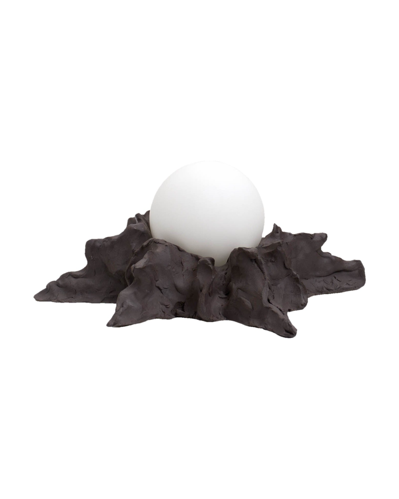 Lampe céramique Eclipse par SIUP, brun foncé faite main lampe céramique Eclipse brun foncé à base étoilée et globe blanc sur fond blanc