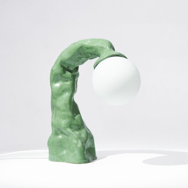 lampe céramique Lean courbée vers le globe blanc, vue de trois quarts