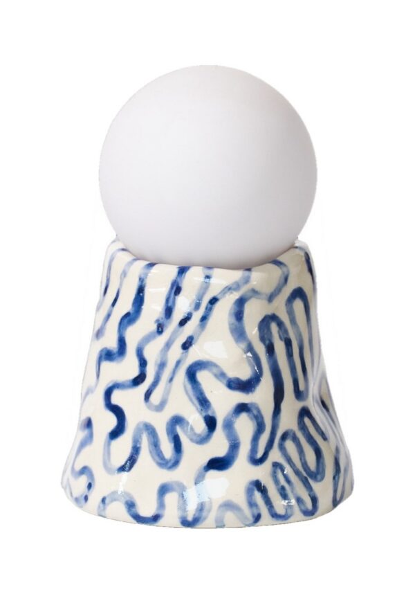 lampe céramique Little trails blanche et bleue sur fond blanc