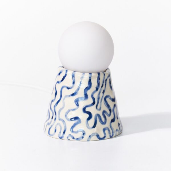 lampe céramique Little trails blanche et bleue vue de face