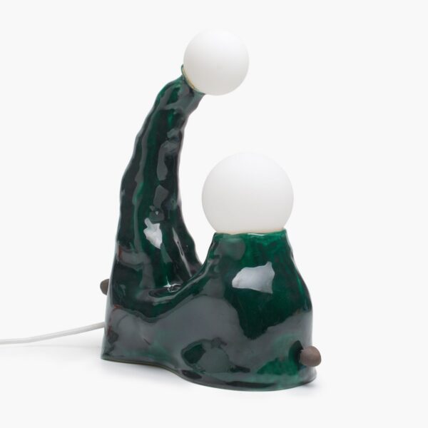 lampe céramique Melanocetus vue de trois quarts en céramique vert sapin