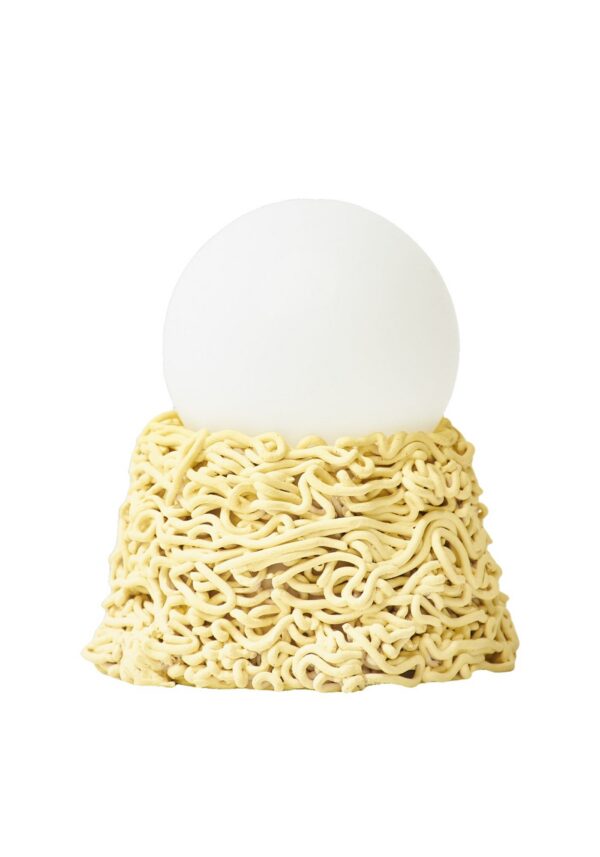 lampe céramique Noodle jaune pâle à globe blanc sur fond blanc