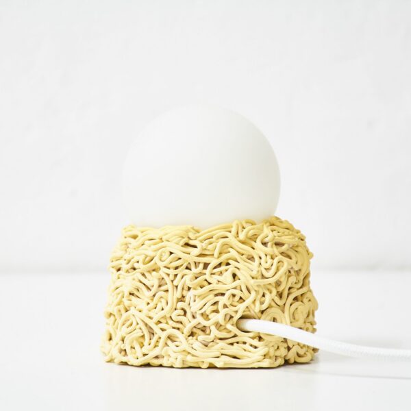 lampe céramique Noodle jaune pâle, vue avec son câble