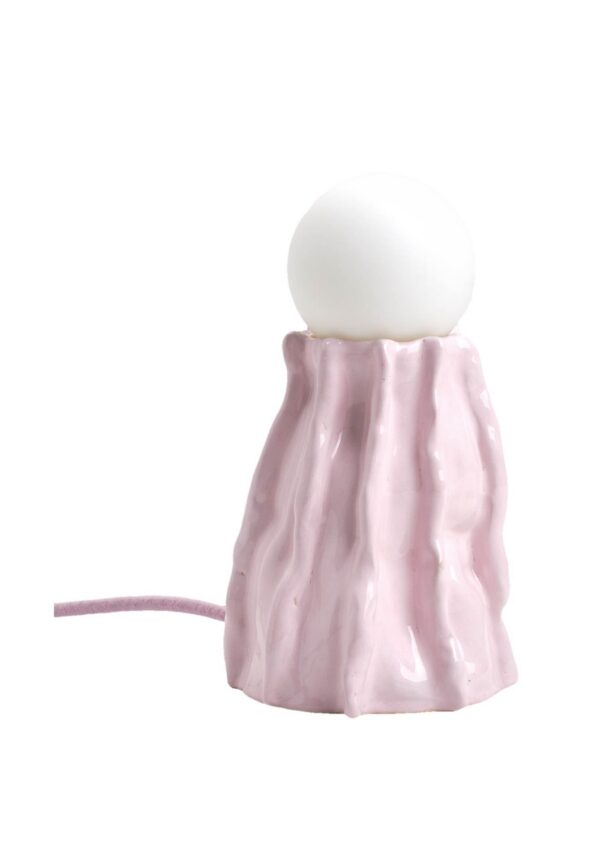 lampe céramique Ruffler rose plissée brillante à globe blanc sur fond blanc