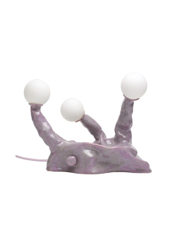 lampe céramique Shroom mauve à trois globes sur fond blanc