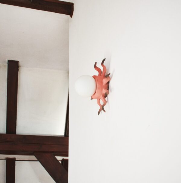 lampe céramique Solar crab corail posee en situation