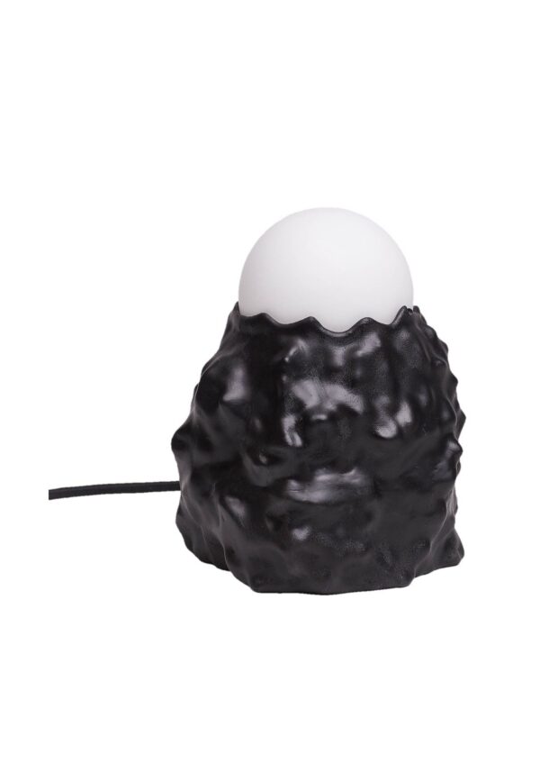 lampe composite Morph noire texturée à globe blanc sur fond blanc