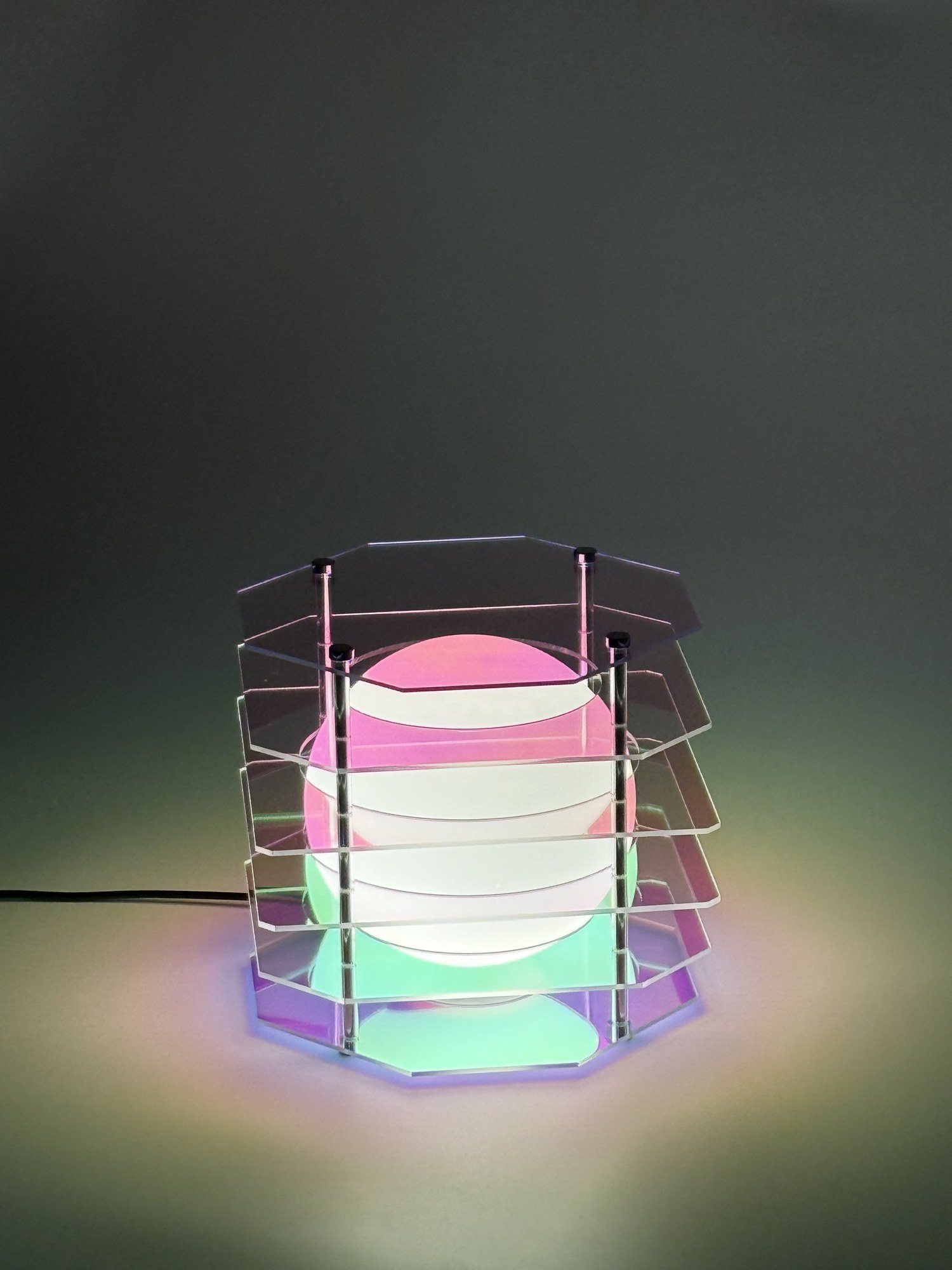Lampe de table octogonale irisée Pavao Studio lampe de table octogonale irisée Pavao Studio, profil de la lampe, vert et rose