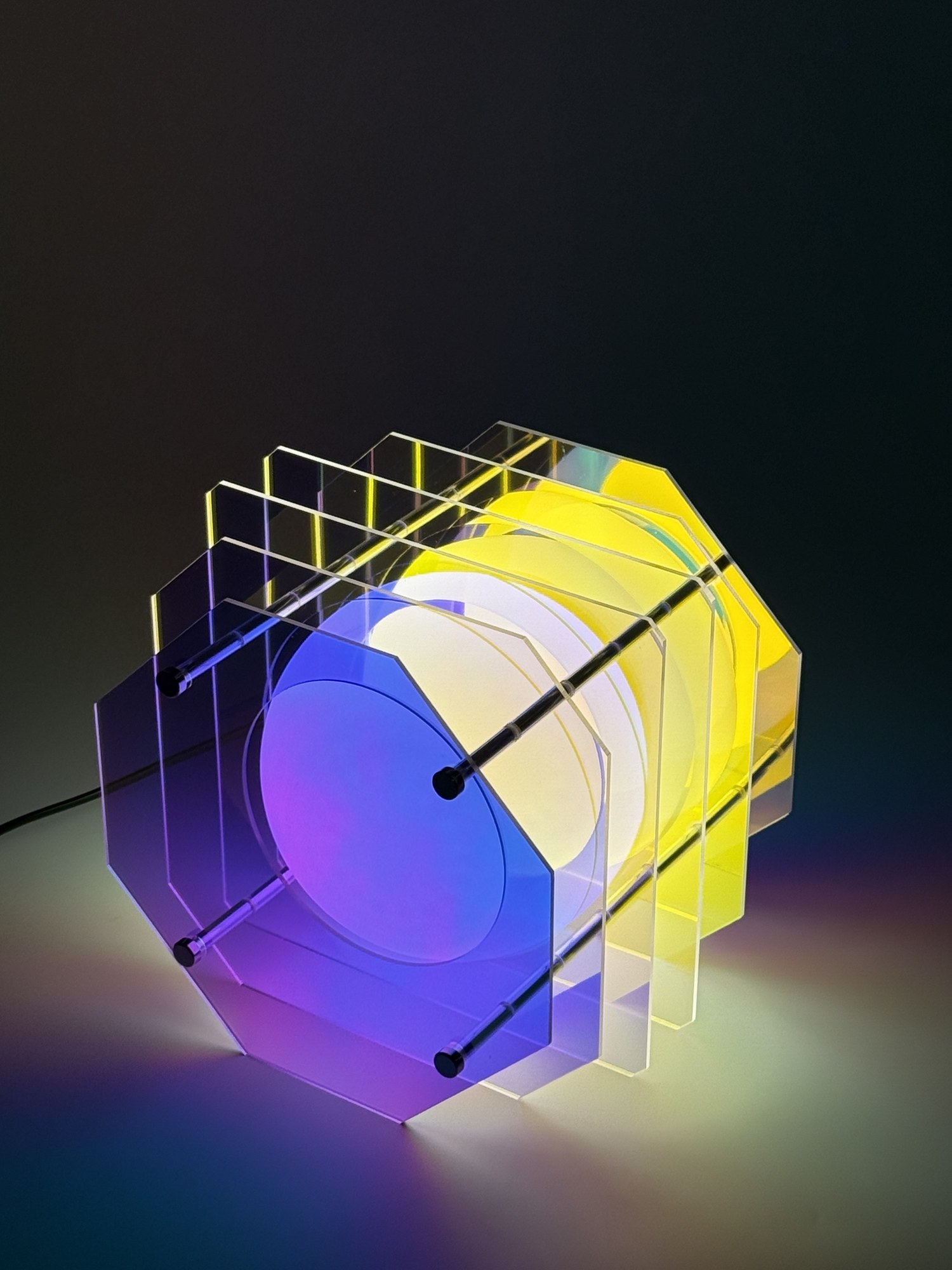Lampe de table octogonale irisée Pavao Studio lampe de table octogonale irisée Pavao Studio, jaune et violet, vue en plongée sur l'octogone