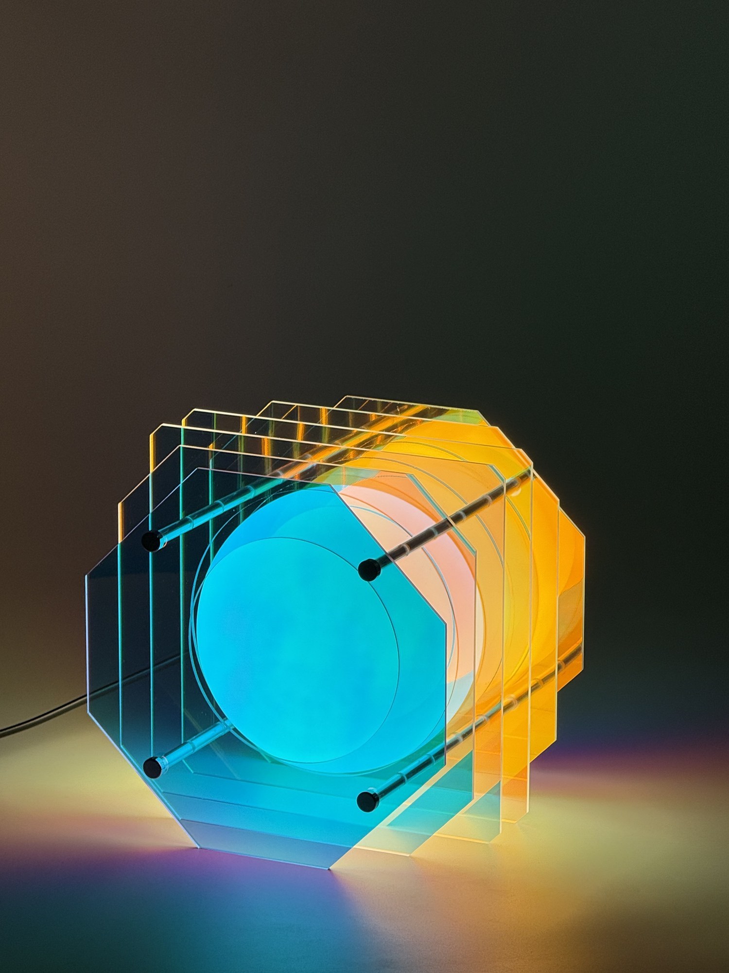 Lampe de table octogonale irisée Pavao Studio lampe de table octogonale irisée Pavao Studio, feuilles turquoise et orange autour du globe