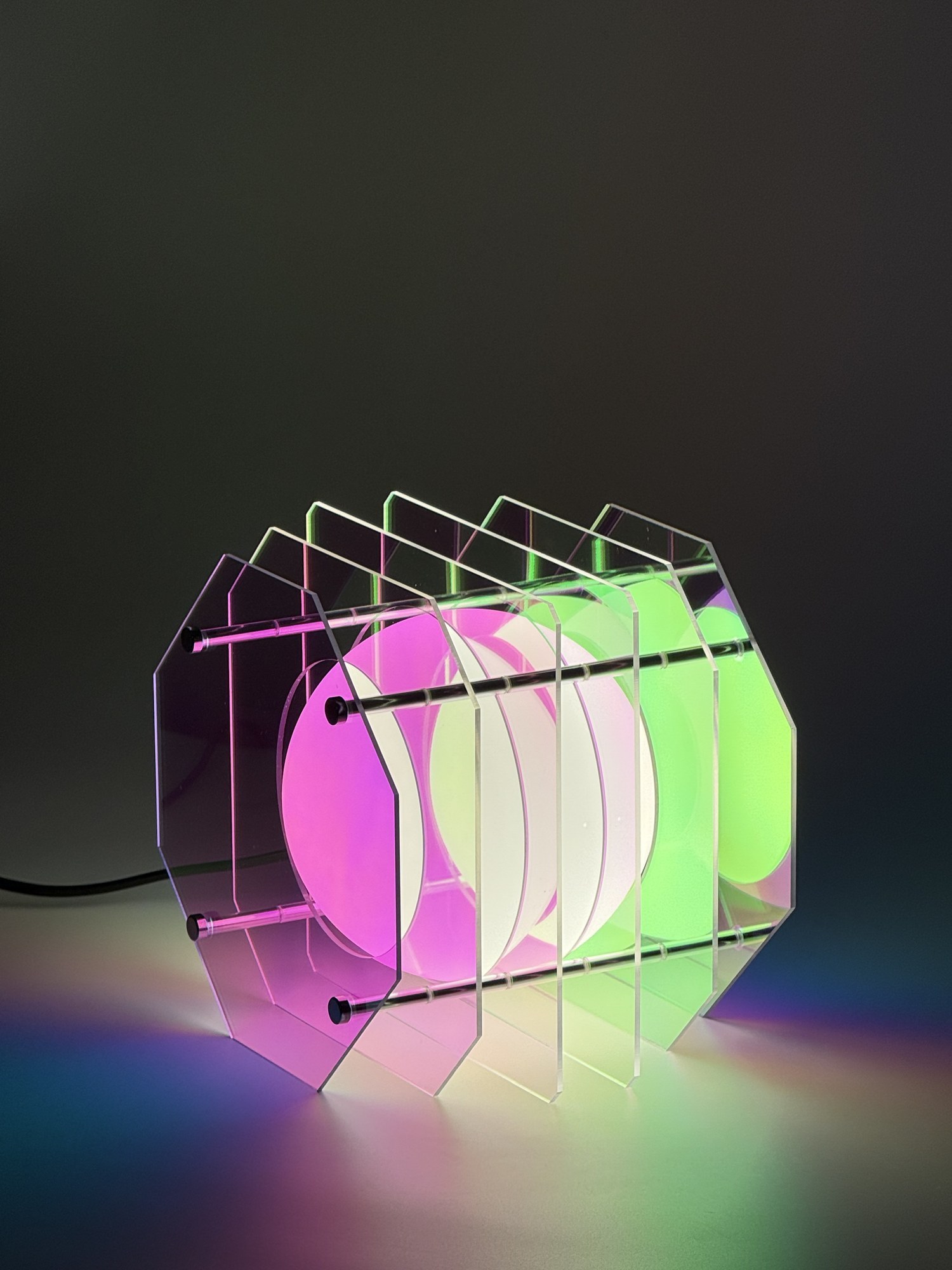 Lampe de table octogonale irisée Pavao Studio lampe de table octogonale irisée Pavao Studio, vert et rose, vue de dessus