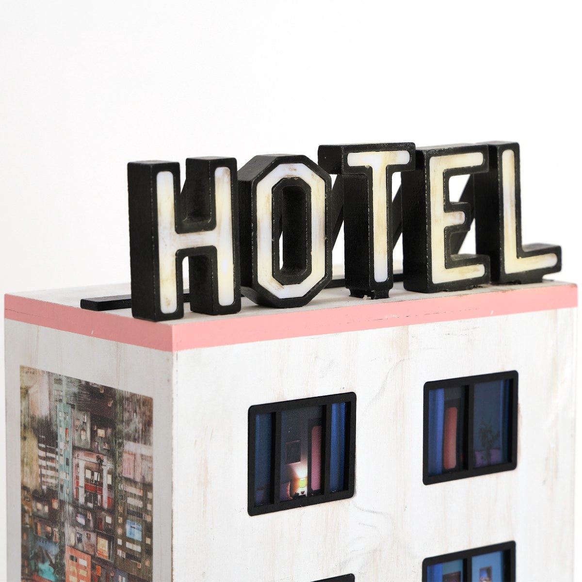 Lampe Hotel Voyeur en Bois par Seletti lampe hotel miniature design détail de l'enseigne HOTEL