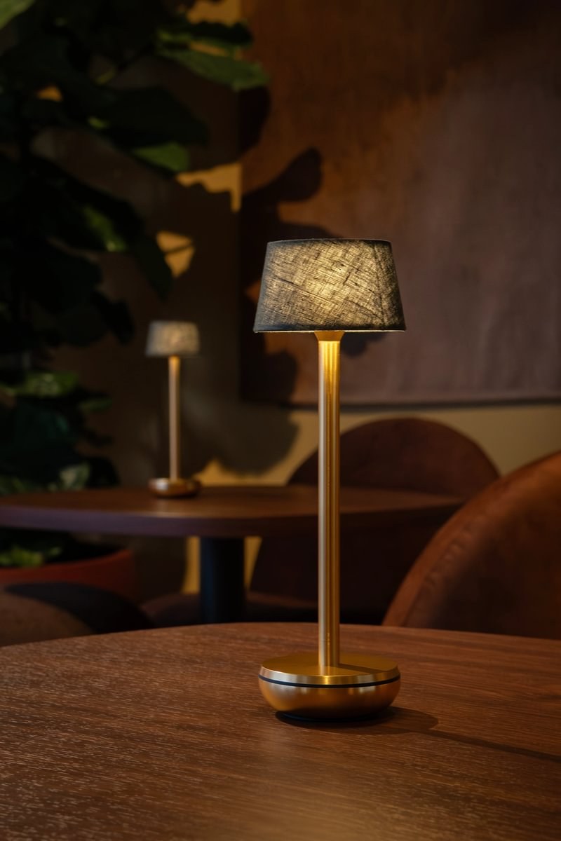 Lampe rechargeable Air par Humble, aluminium, 8 finitions lampe rechargeable Air Humble, finition Gold/Emerald Linen, abat-jour en lin